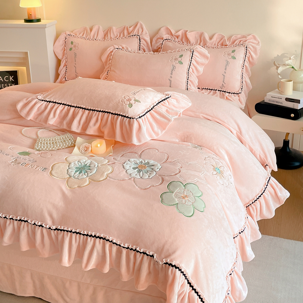 91家纺网 家纺一手货源 找家纺 民新家纺 2025新款牛奶绒毛巾绣贴布绣花四件套 花韵-樱花粉