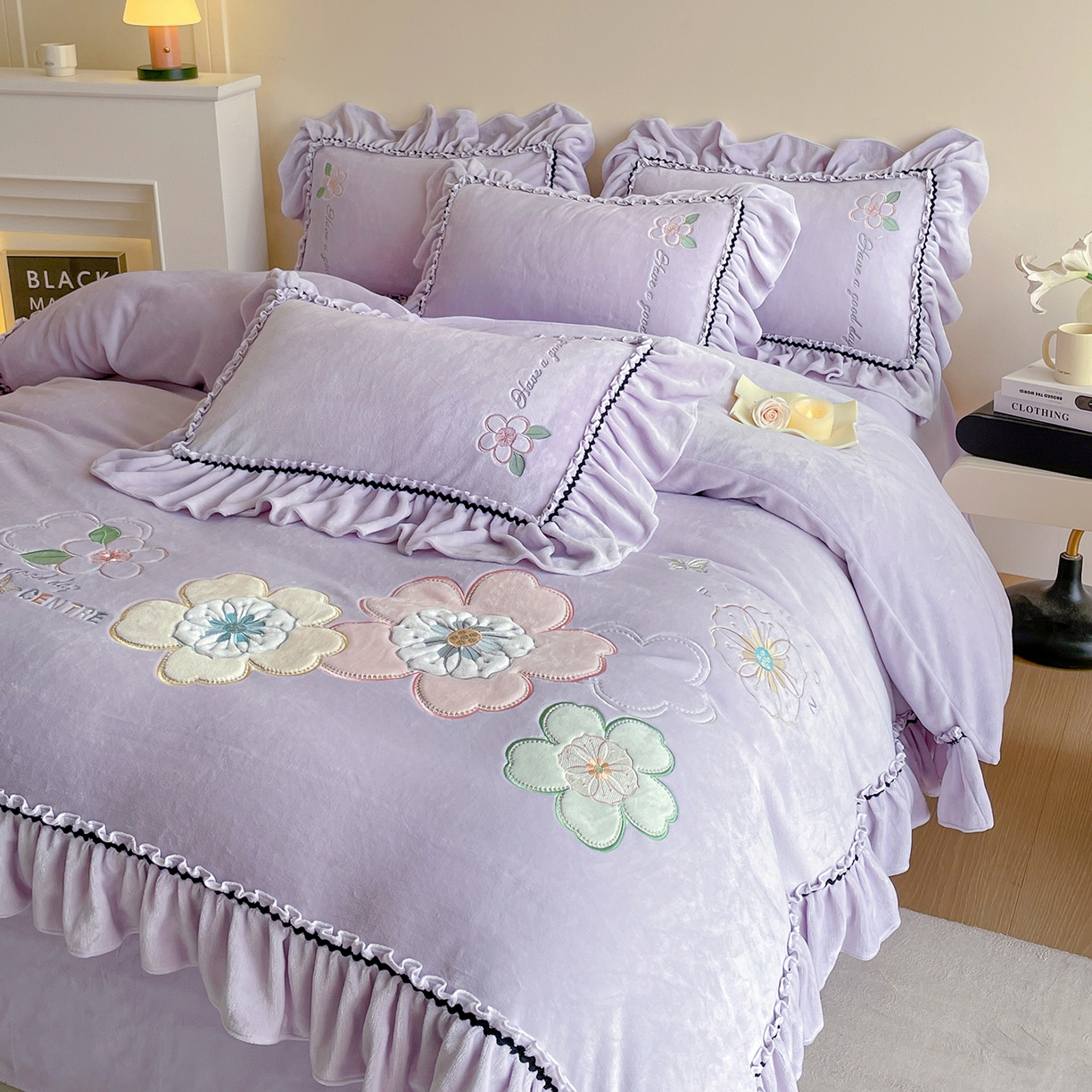 91家纺网 家纺一手货源 找家纺 民新家纺 2025新款牛奶绒毛巾绣贴布绣花四件套 花韵-浅紫