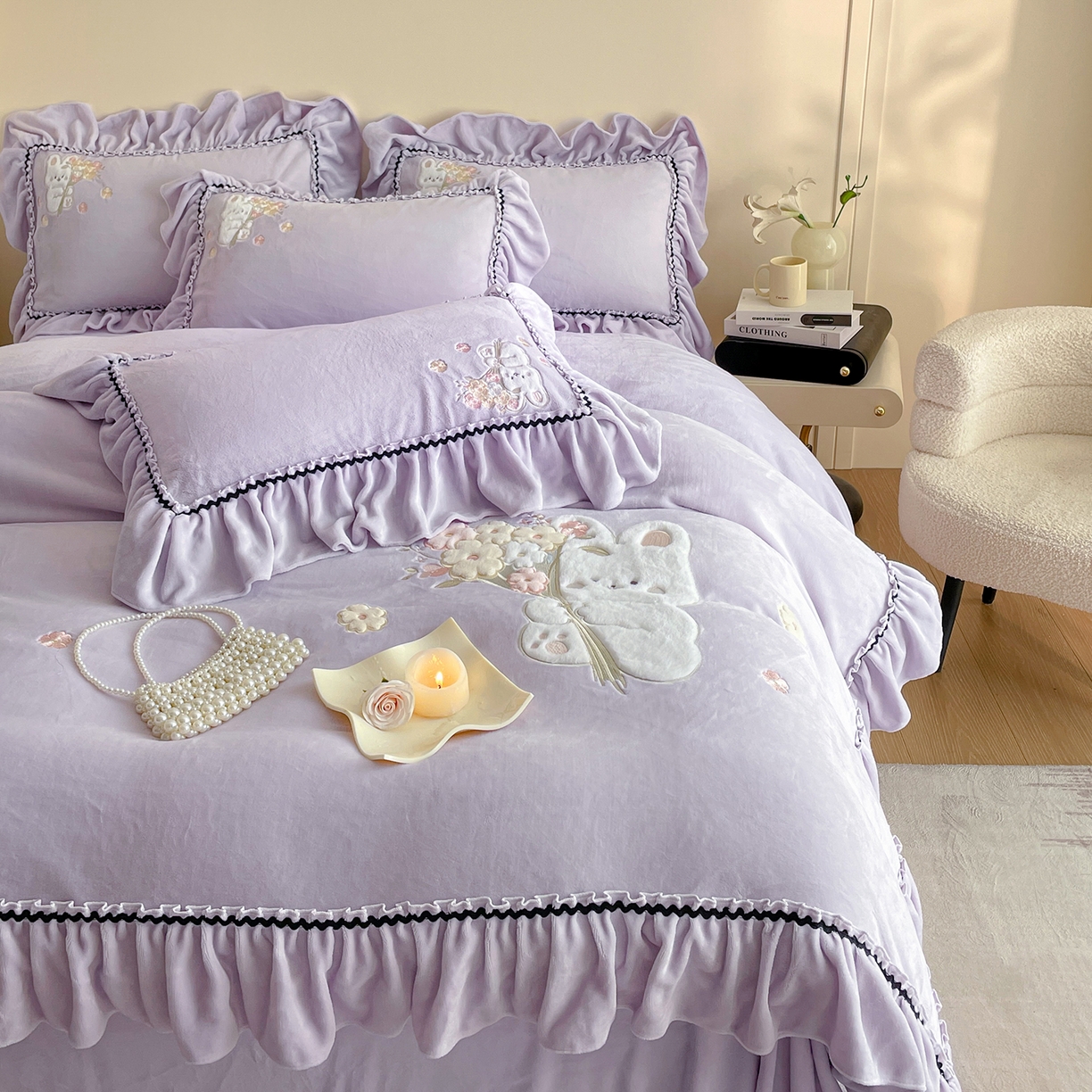 91家纺网 家纺一手货源 找家纺 民新家纺 2025新款牛奶绒毛巾绣贴布绣花四件套 梦境-浅紫