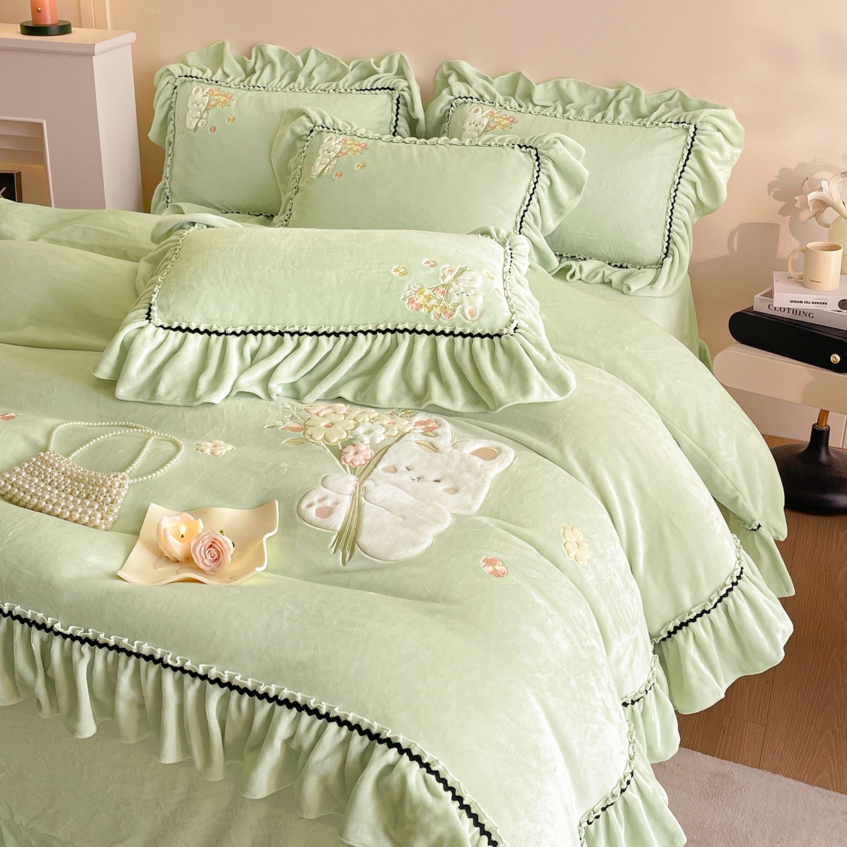 91家纺网 家纺一手货源 找家纺 民新家纺 2025新款牛奶绒毛巾绣贴布绣花四件套 梦境-青柠绿