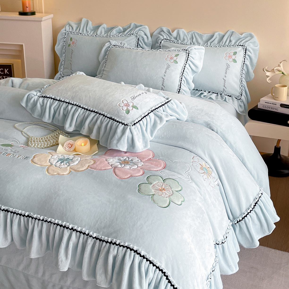 91家纺网 家纺一手货源 找家纺 民新家纺 2025新款牛奶绒毛巾绣贴布绣花四件套 花韵-浅蓝