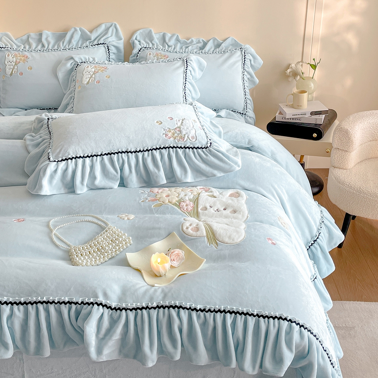 91家纺网 家纺一手货源 找家纺 民新家纺 2025新款牛奶绒毛巾绣贴布绣花四件套 梦境-浅蓝