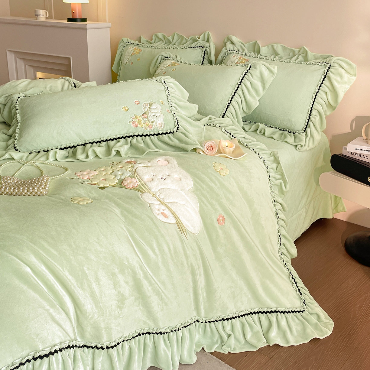 91家纺网 家纺一手货源 找家纺 民新家纺 2025新款牛奶绒毛巾绣贴布绣花四件套 梦境-青柠绿