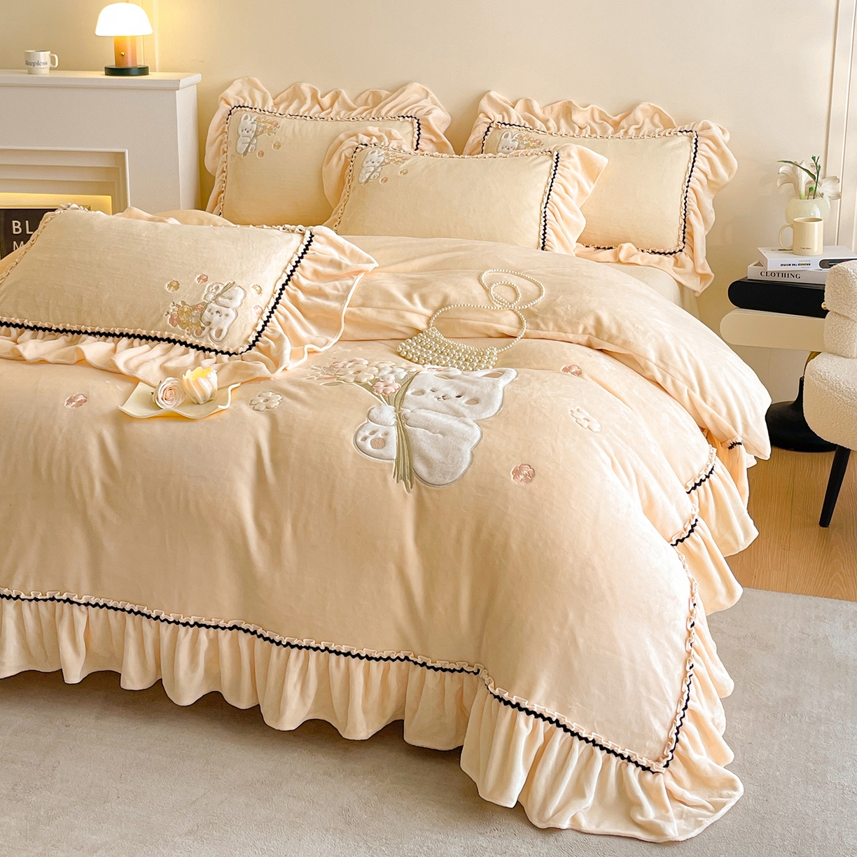 91家纺网 家纺一手货源 找家纺 民新家纺 2025新款牛奶绒毛巾绣贴布绣花四件套 梦境-浅米黄