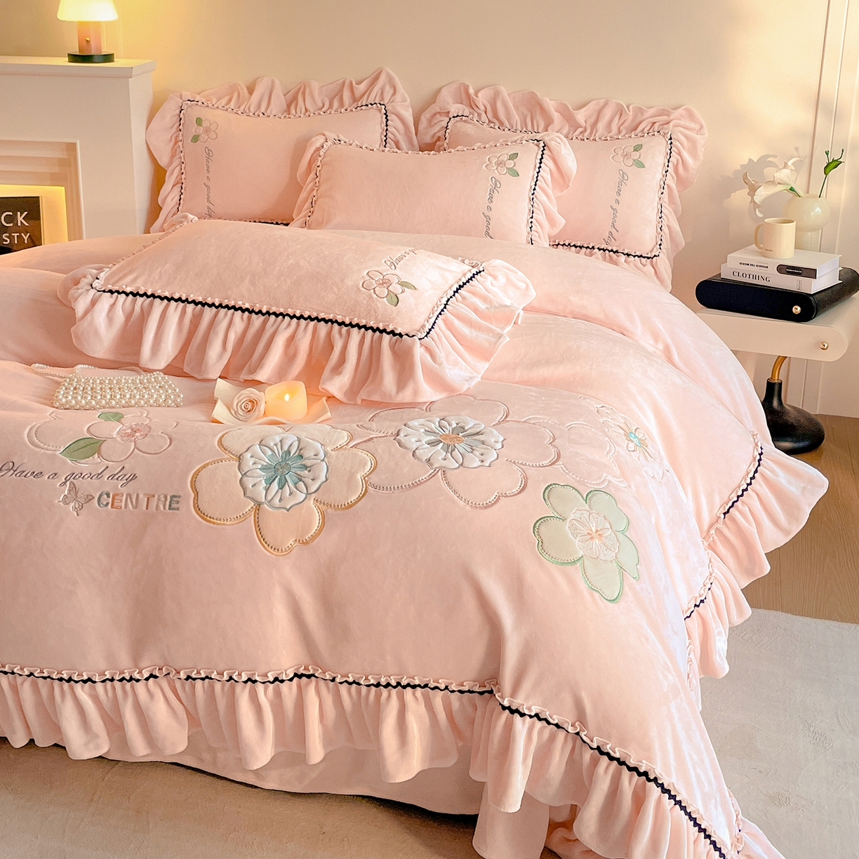 91家纺网 家纺一手货源 找家纺 民新家纺 2025新款牛奶绒毛巾绣贴布绣花四件套 花韵-樱花粉