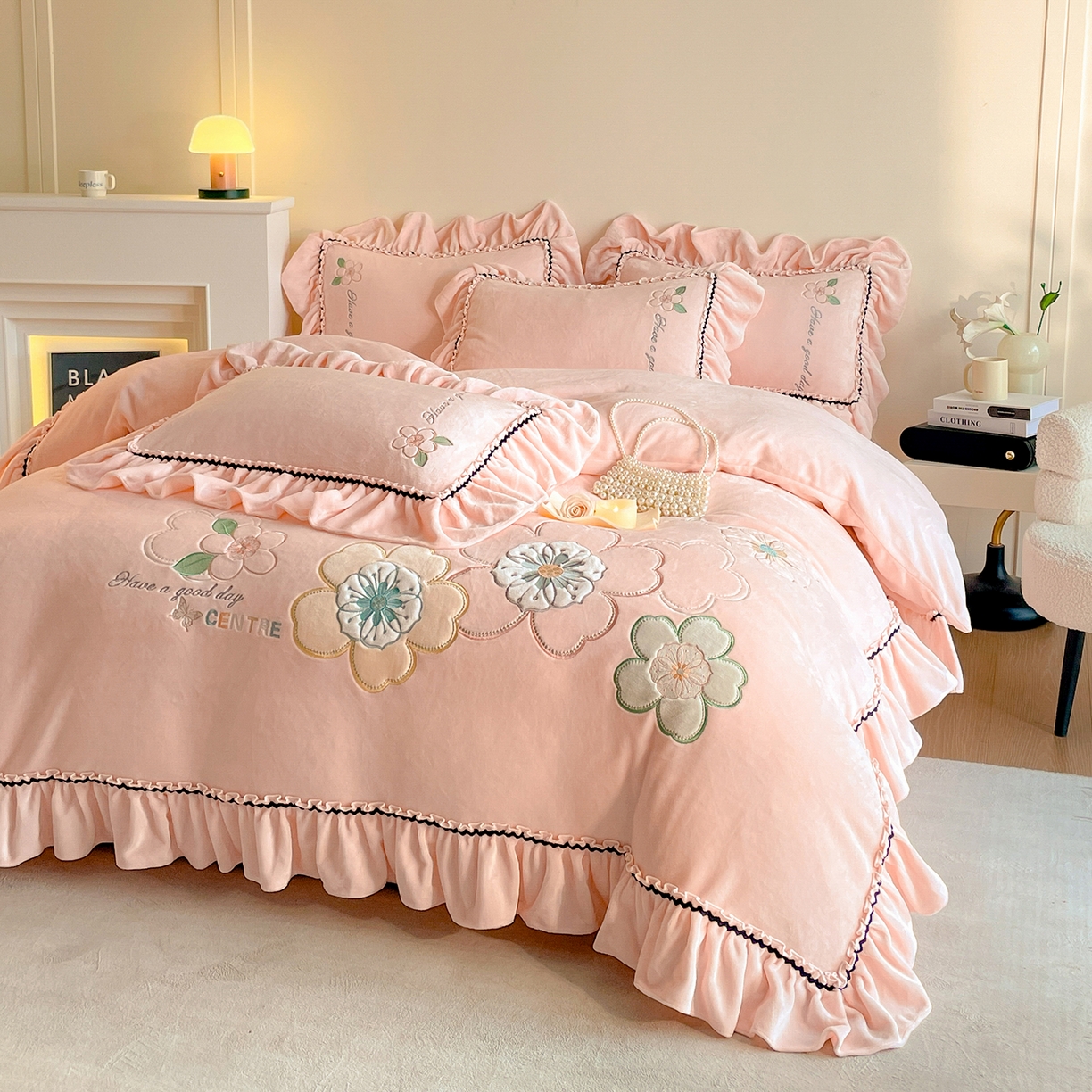 91家纺网 家纺一手货源 找家纺 民新家纺 2025新款牛奶绒毛巾绣贴布绣花四件套 花韵-樱花粉