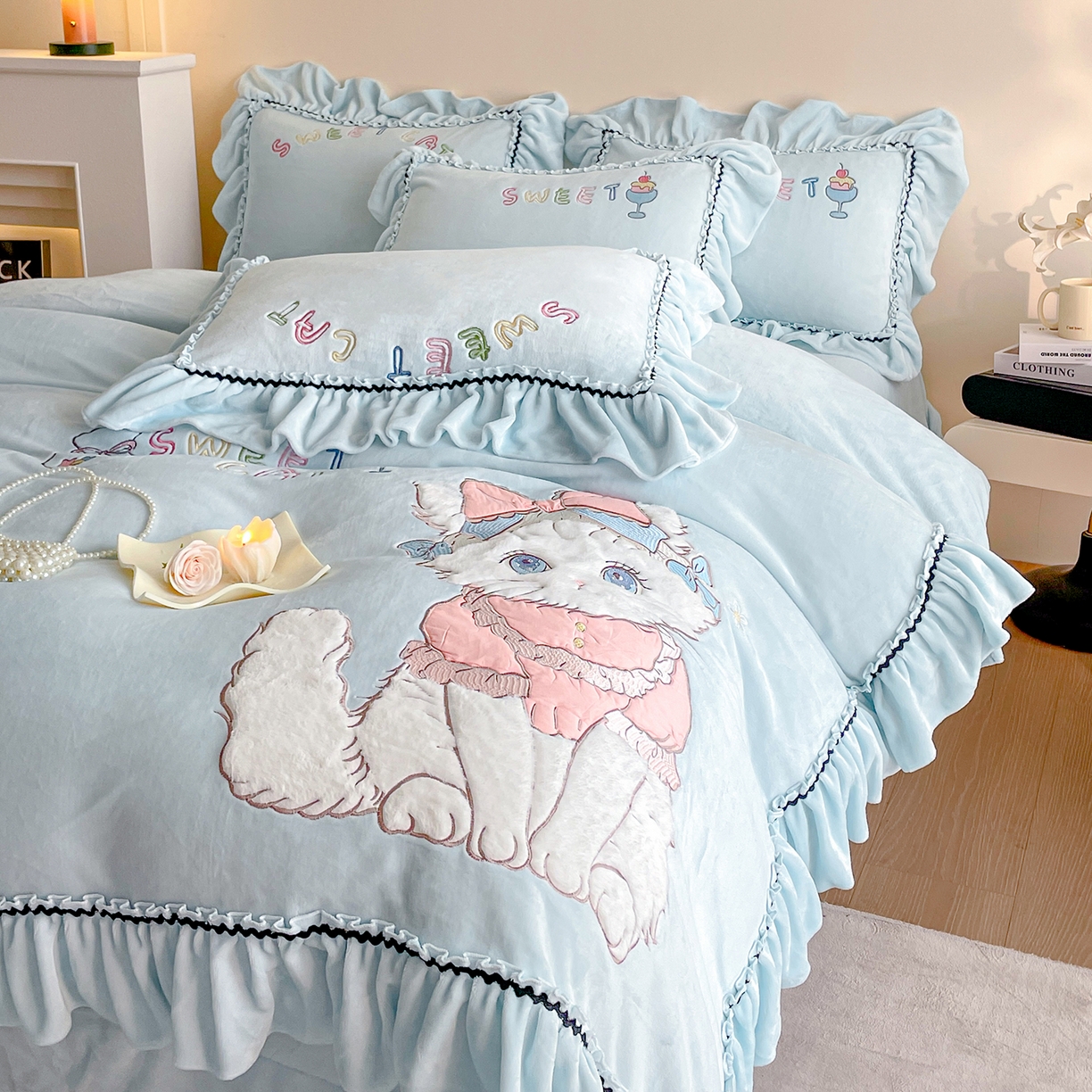 91家纺网 家纺一手货源 找家纺 民新家纺 2025新款牛奶绒毛巾绣贴布绣花四件套 蜜语-浅蓝