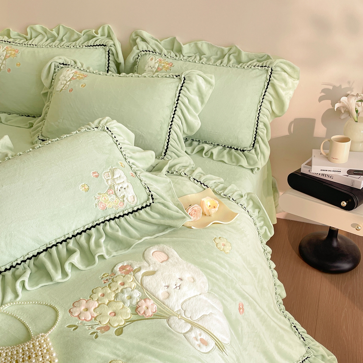 91家纺网 家纺一手货源 找家纺 民新家纺 2025新款牛奶绒毛巾绣贴布绣花四件套 梦境-青柠绿