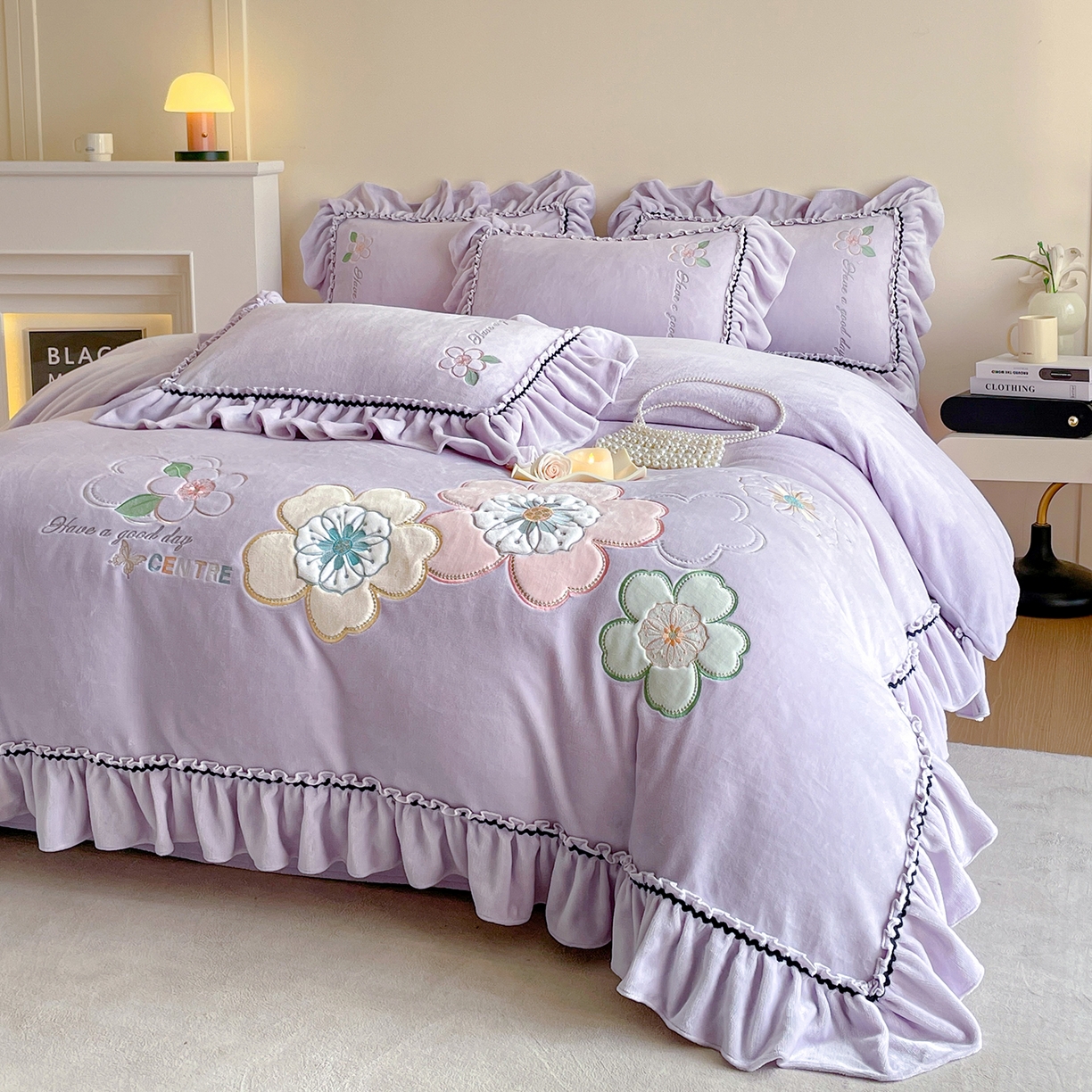 91家纺网 家纺一手货源 找家纺 民新家纺 2025新款牛奶绒毛巾绣贴布绣花四件套 花韵-浅紫