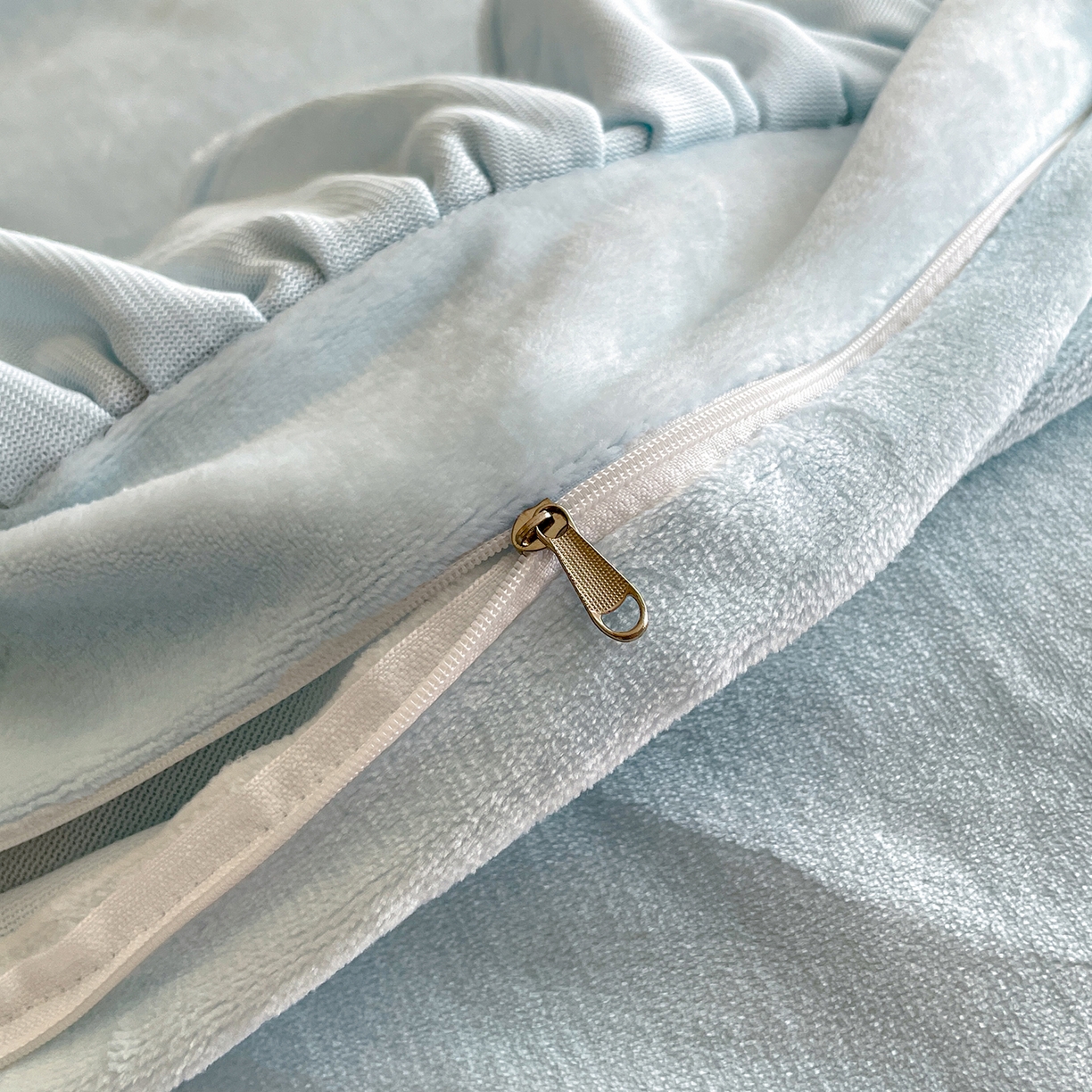 91家纺网 家纺一手货源 找家纺 民新家纺 2025新款牛奶绒毛巾绣贴布绣花四件套 蜜语-浅蓝