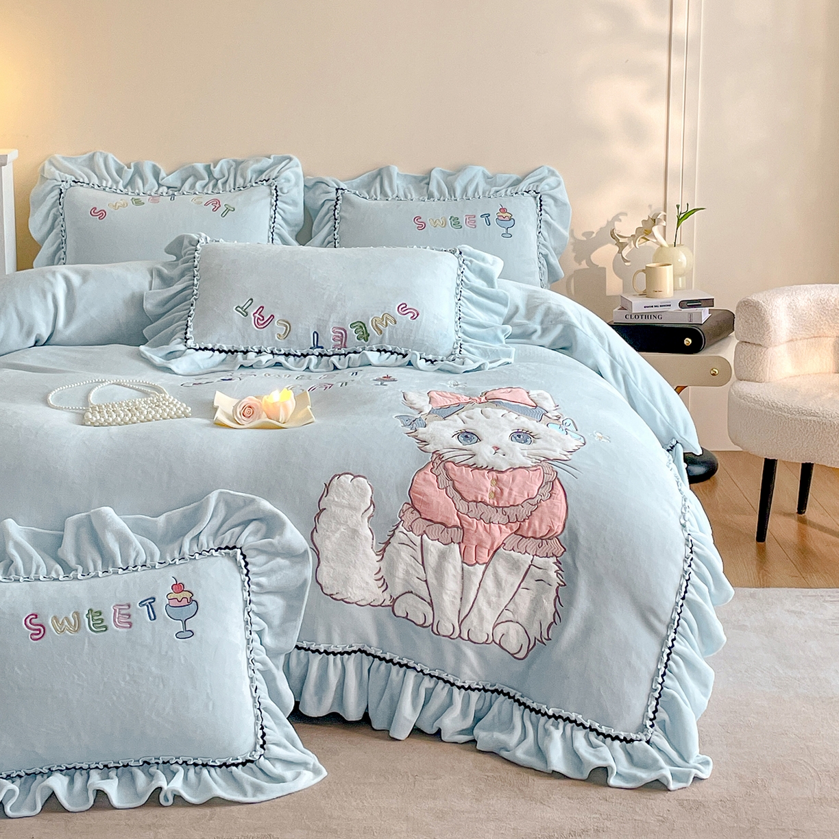 91家纺网 家纺一手货源 找家纺 民新家纺 2025新款牛奶绒毛巾绣贴布绣花四件套 蜜语-浅蓝