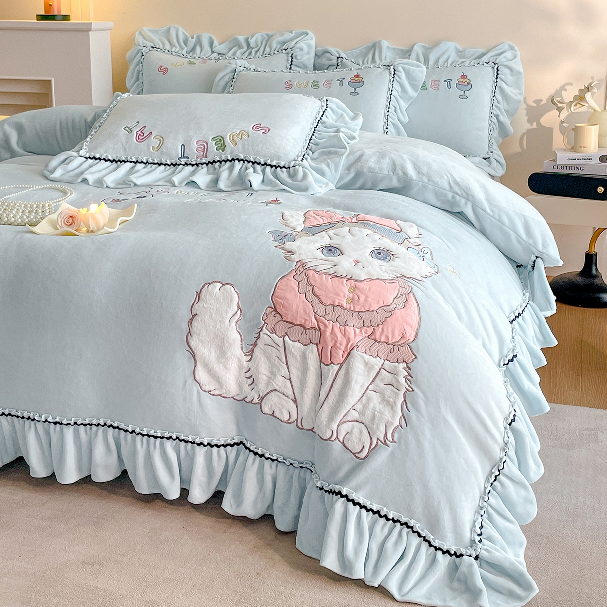 91家纺网 家纺一手货源 找家纺 民新家纺 2025新款牛奶绒毛巾绣贴布绣花四件套 蜜语-浅蓝