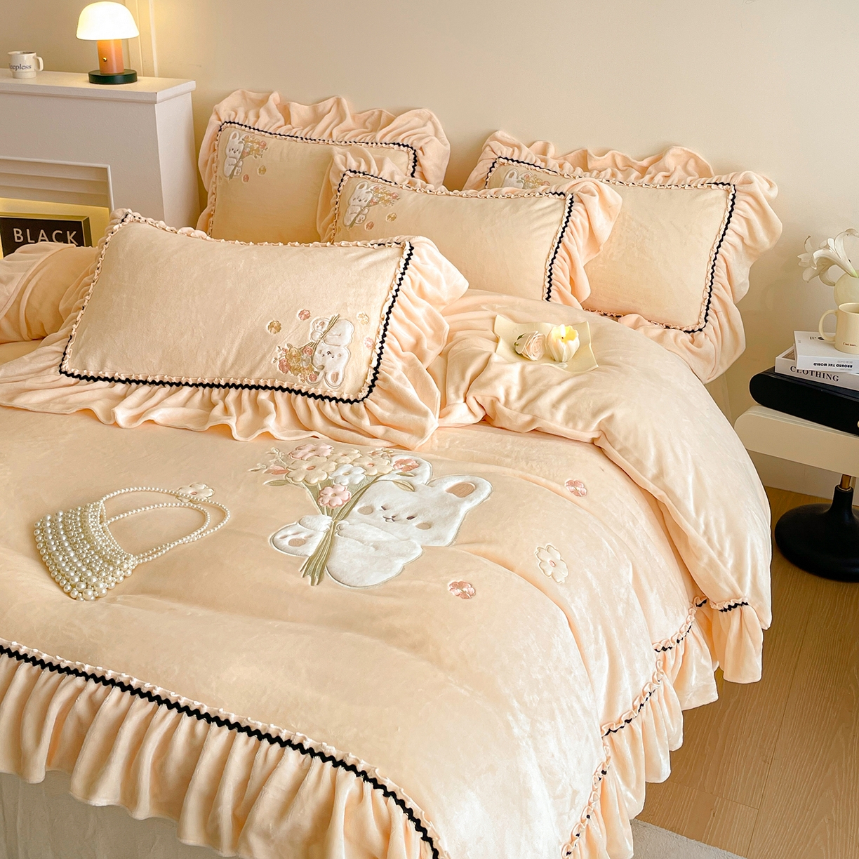 91家纺网 家纺一手货源 找家纺 民新家纺 2025新款牛奶绒毛巾绣贴布绣花四件套 梦境-浅米黄