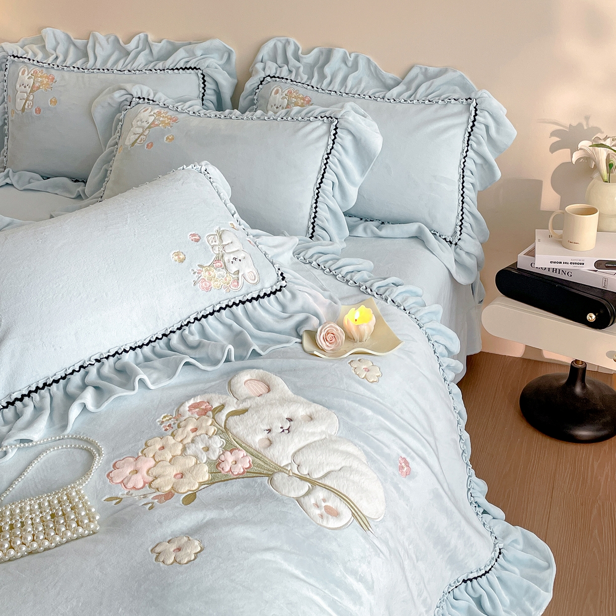 91家纺网 家纺一手货源 找家纺 民新家纺 2025新款牛奶绒毛巾绣贴布绣花四件套 梦境-浅蓝