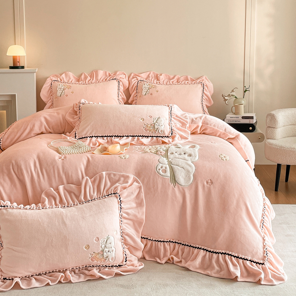 91家纺网 家纺一手货源 找家纺 民新家纺 2025新款牛奶绒毛巾绣贴布绣花四件套 梦境-樱花粉