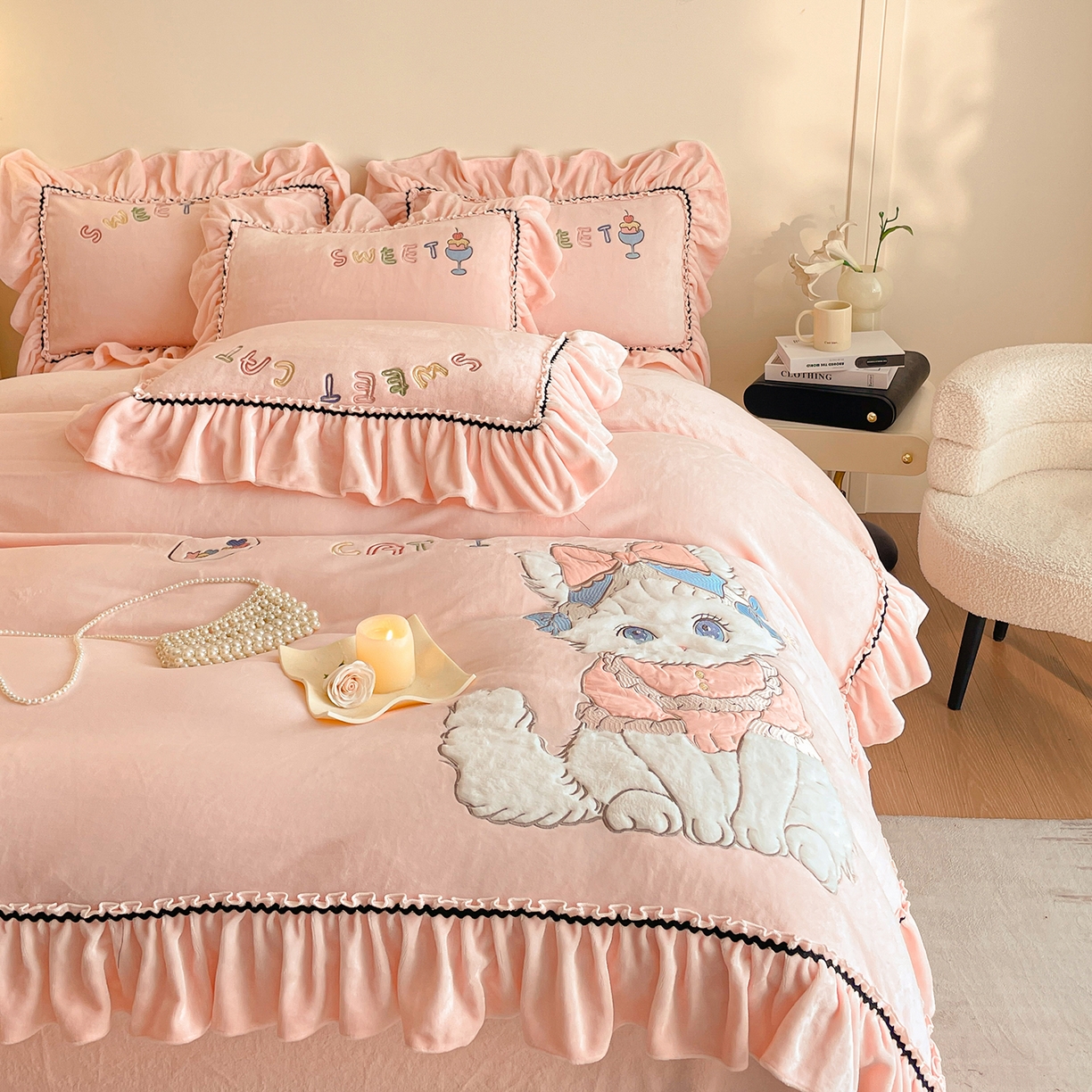 91家纺网 家纺一手货源 找家纺 民新家纺 2025新款牛奶绒毛巾绣贴布绣花四件套 蜜语-樱花粉