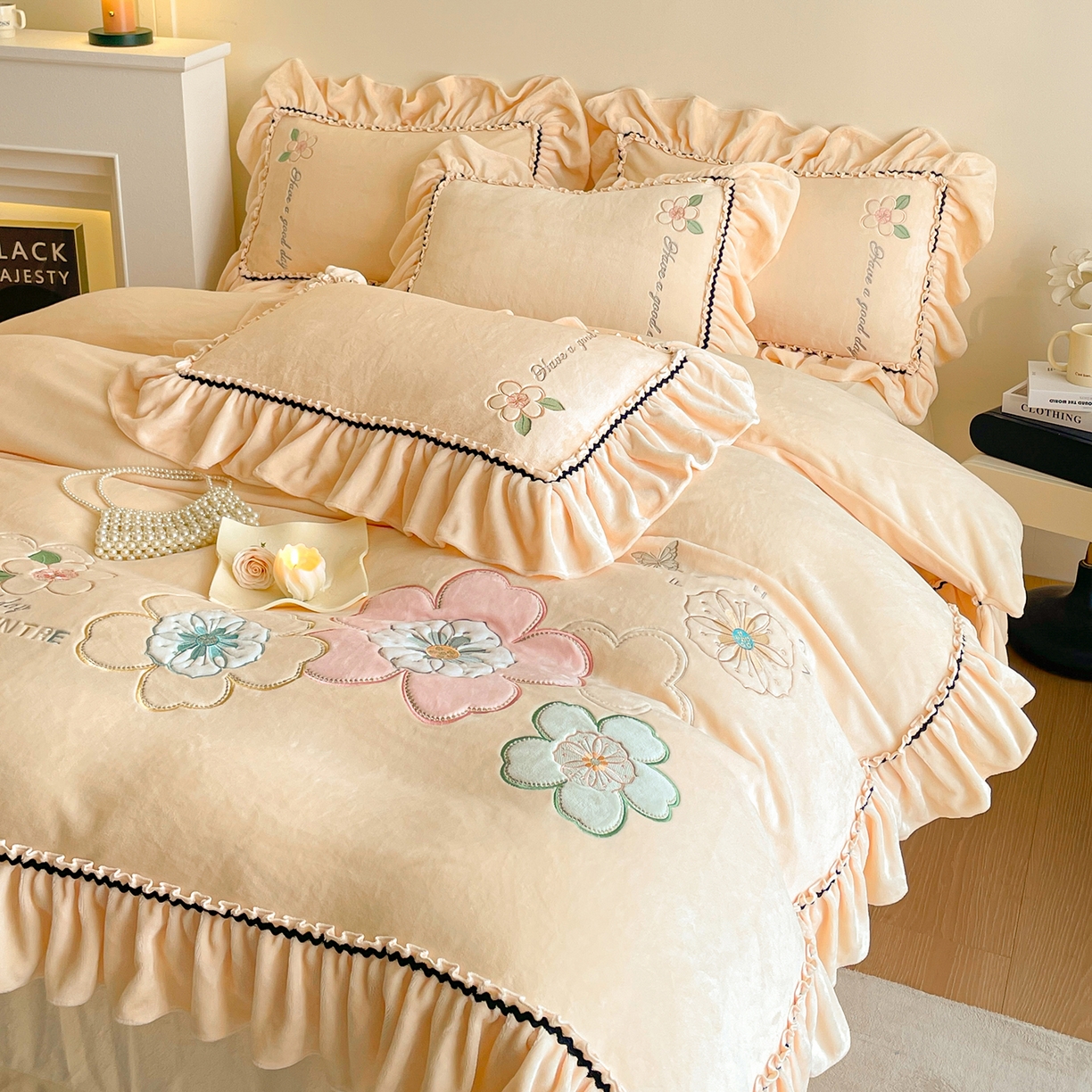 91家纺网 家纺一手货源 找家纺 民新家纺 2025新款牛奶绒毛巾绣贴布绣花四件套 花韵-浅米黄