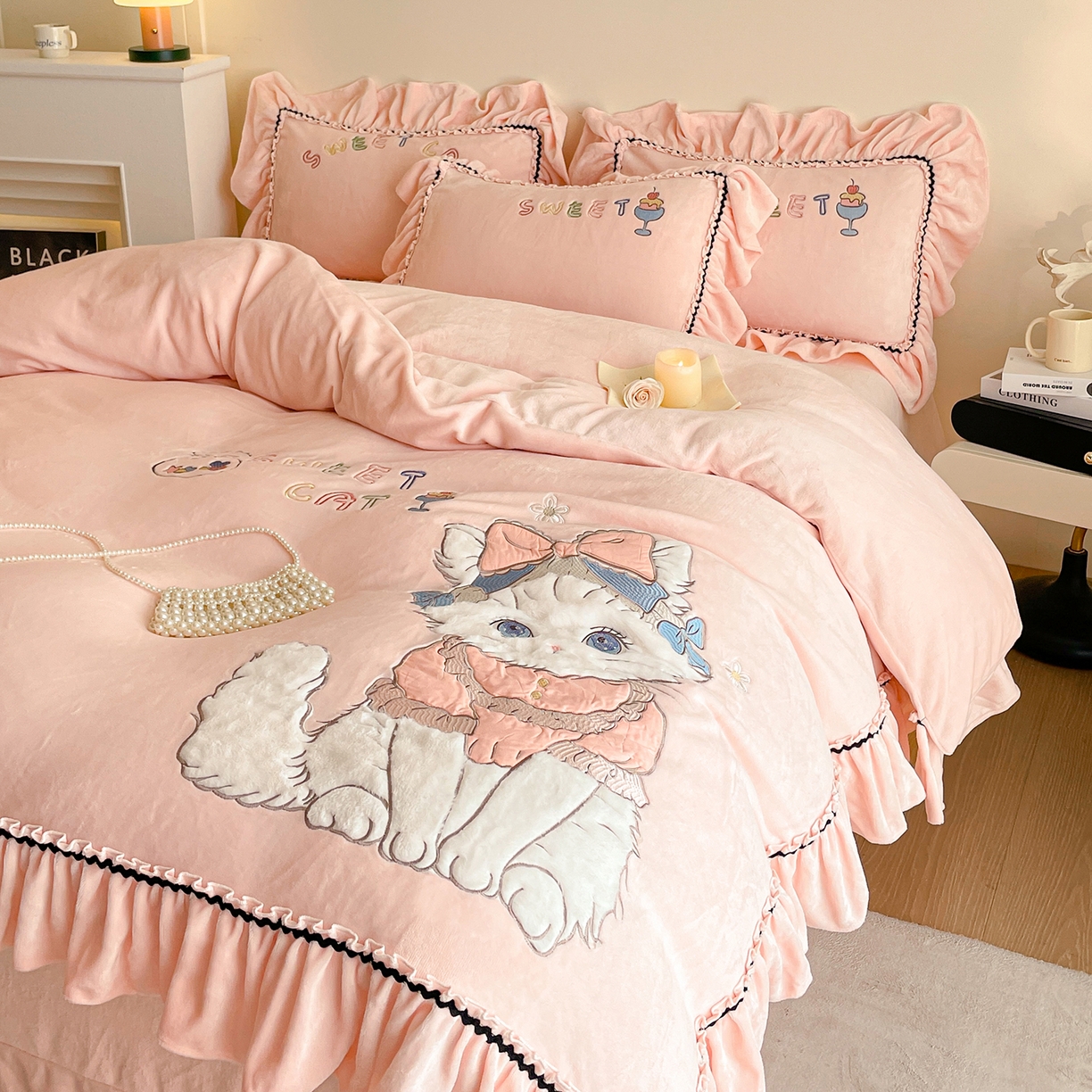 91家纺网 家纺一手货源 找家纺 民新家纺 2025新款牛奶绒毛巾绣贴布绣花四件套 蜜语-樱花粉