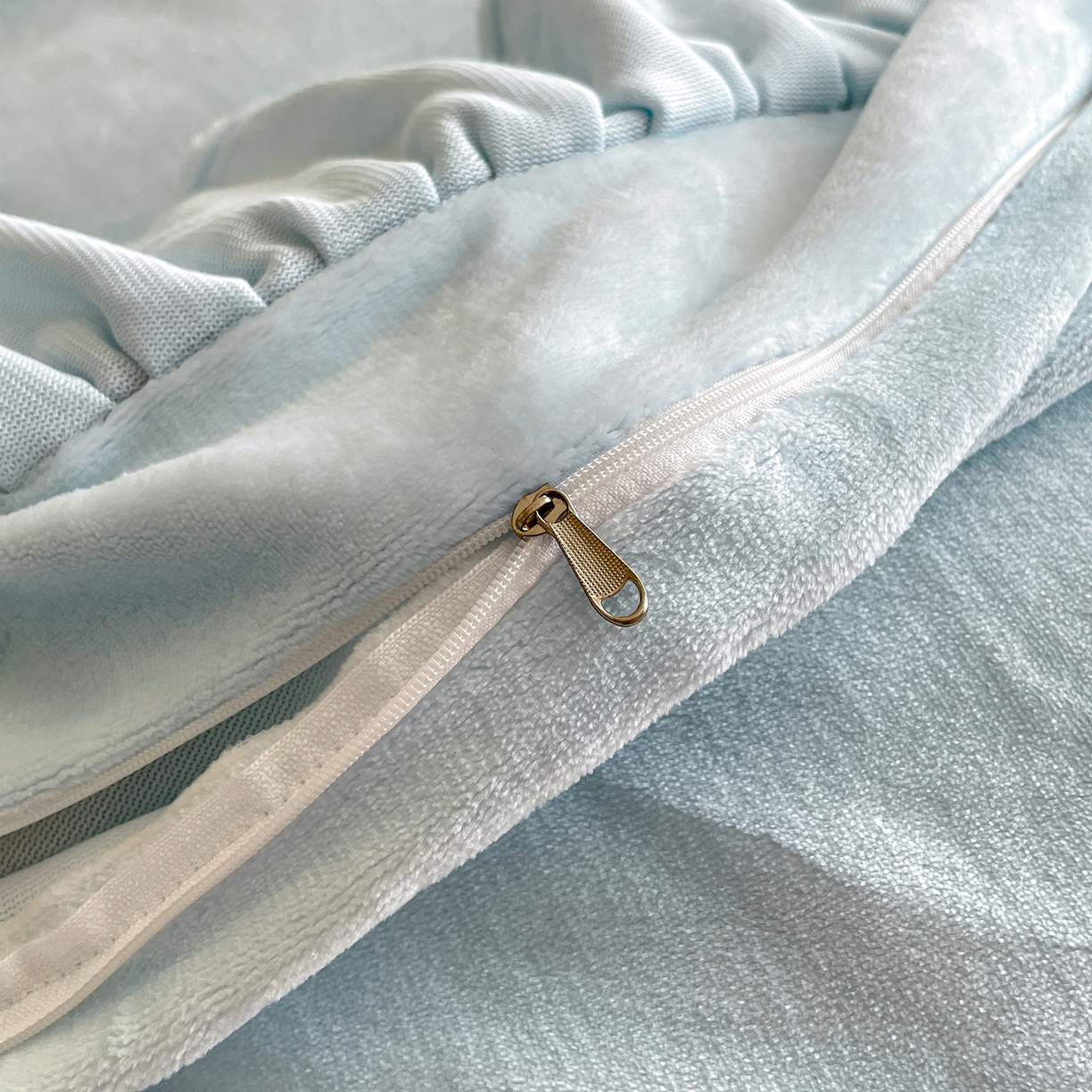 91家纺网 家纺一手货源 找家纺 民新家纺 2025新款牛奶绒毛巾绣贴布绣花四件套 花韵-浅蓝