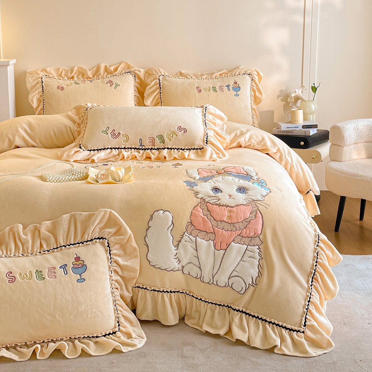 91家纺网 家纺一手货源 找家纺 民新家纺 2025新款牛奶绒毛巾绣贴布绣花四件套 蜜语-浅米黄