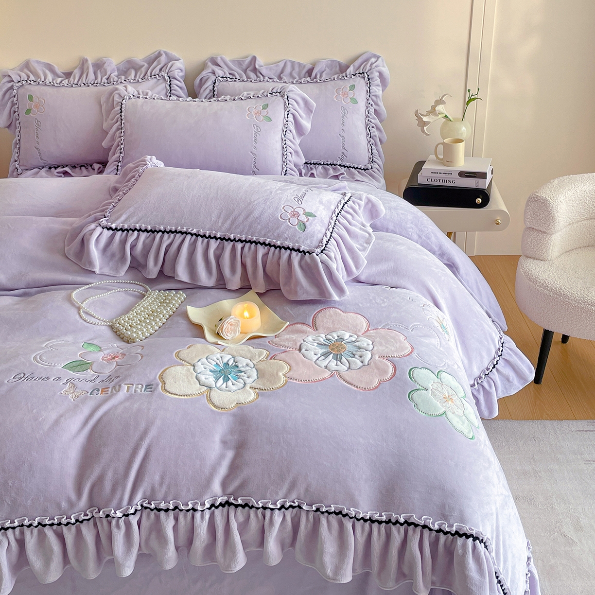 91家纺网 家纺一手货源 找家纺 民新家纺 2025新款牛奶绒毛巾绣贴布绣花四件套 花韵-浅紫