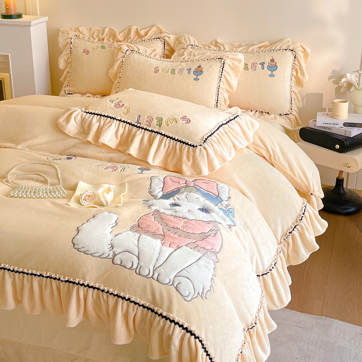 91家纺网 家纺一手货源 找家纺 民新家纺 2025新款牛奶绒毛巾绣贴布绣花四件套 蜜语-浅米黄