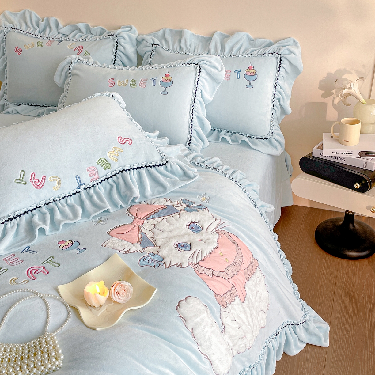 91家纺网 家纺一手货源 找家纺 民新家纺 2025新款牛奶绒毛巾绣贴布绣花四件套 蜜语-浅蓝