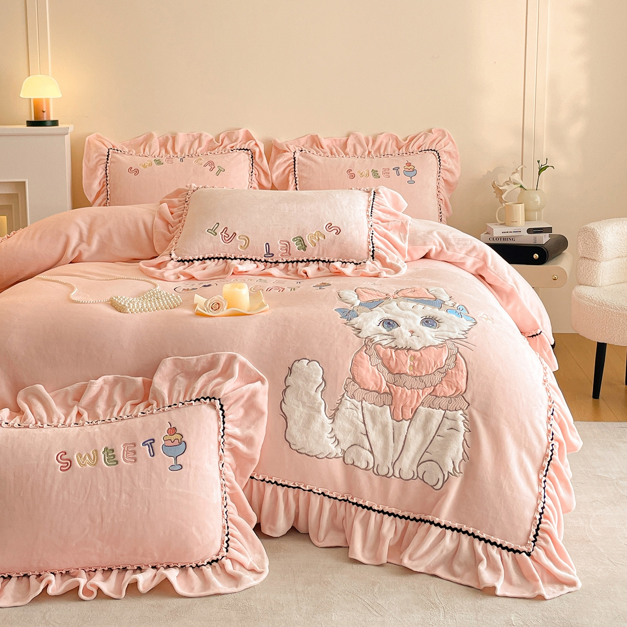 91家纺网 家纺一手货源 找家纺 民新家纺 2025新款牛奶绒毛巾绣贴布绣花四件套 蜜语-樱花粉