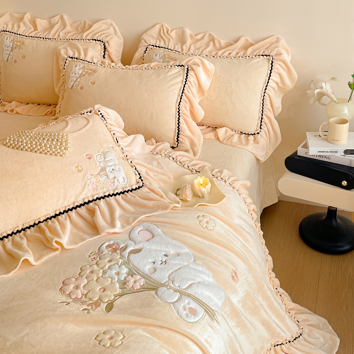 91家纺网 家纺一手货源 找家纺 民新家纺 2025新款牛奶绒毛巾绣贴布绣花四件套 梦境-浅米黄