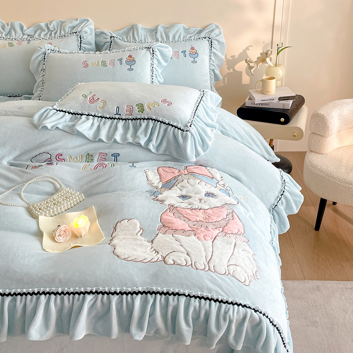 91家纺网 家纺一手货源 找家纺 民新家纺 2025新款牛奶绒毛巾绣贴布绣花四件套 蜜语-浅蓝