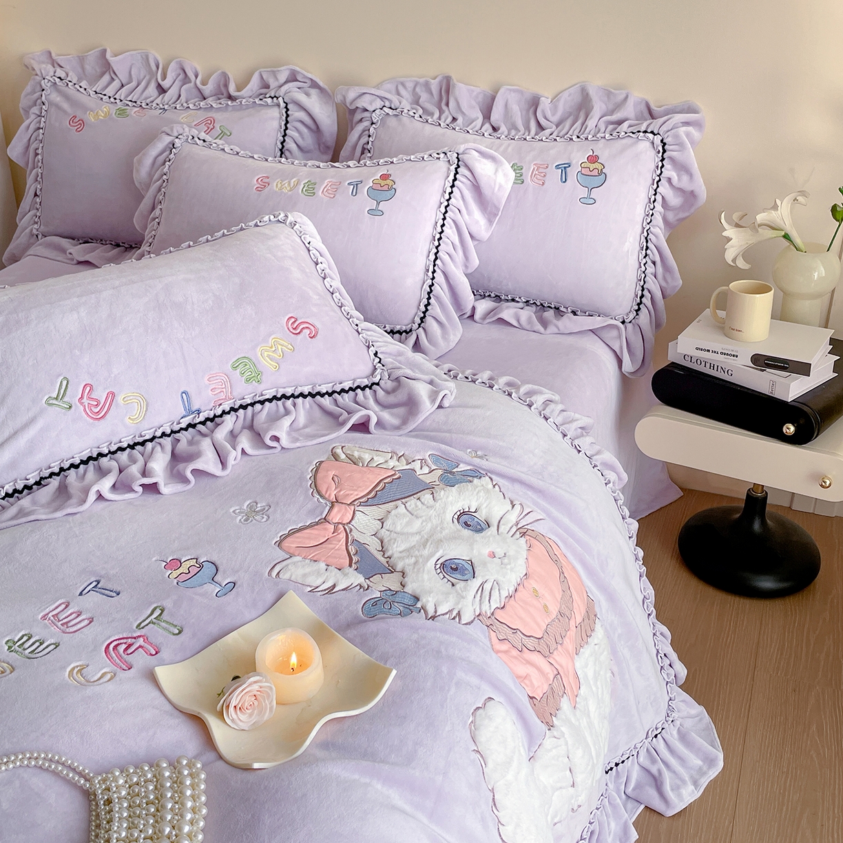 91家纺网 家纺一手货源 找家纺 民新家纺 2025新款牛奶绒毛巾绣贴布绣花四件套 蜜语-浅紫
