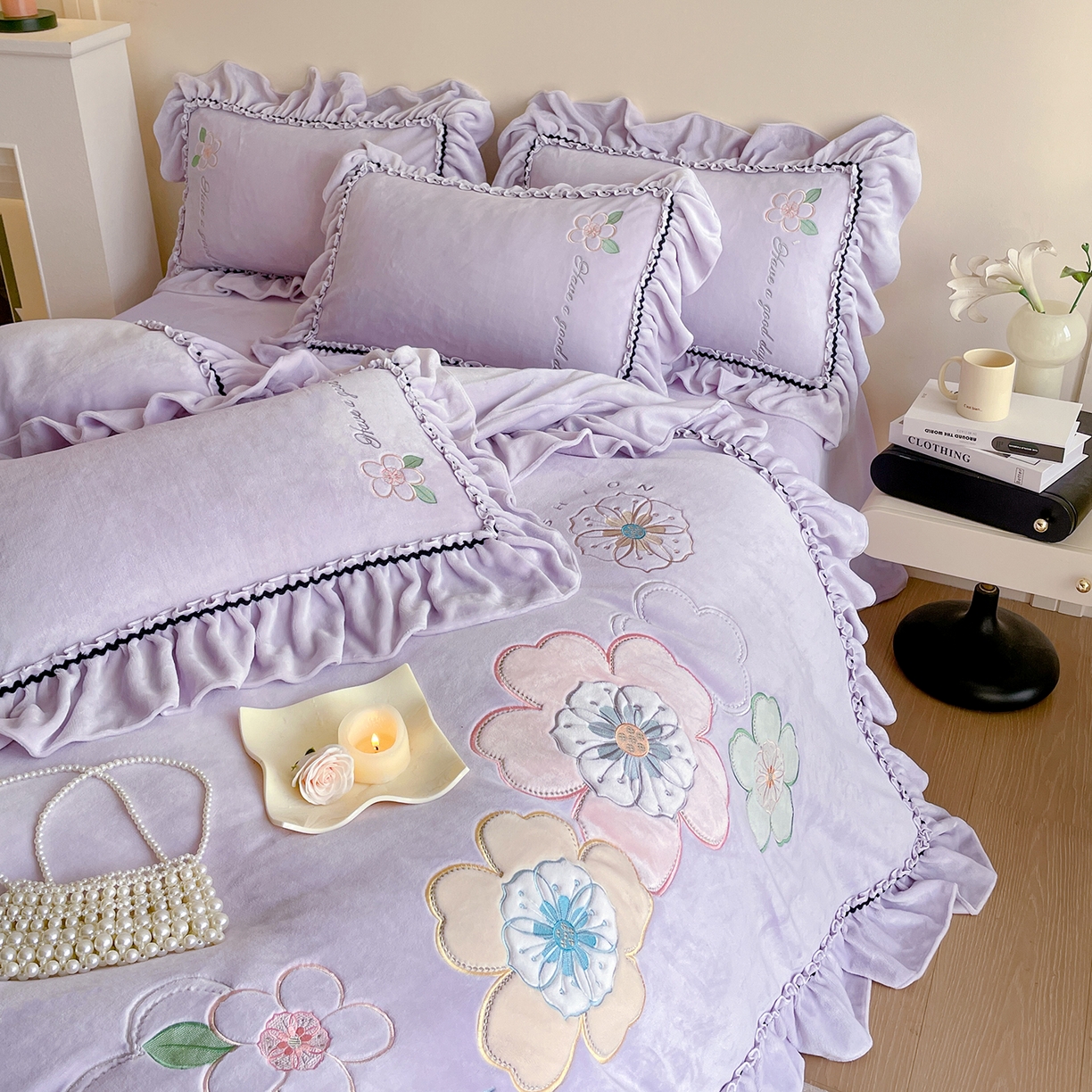 91家纺网 家纺一手货源 找家纺 民新家纺 2025新款牛奶绒毛巾绣贴布绣花四件套 花韵-浅紫