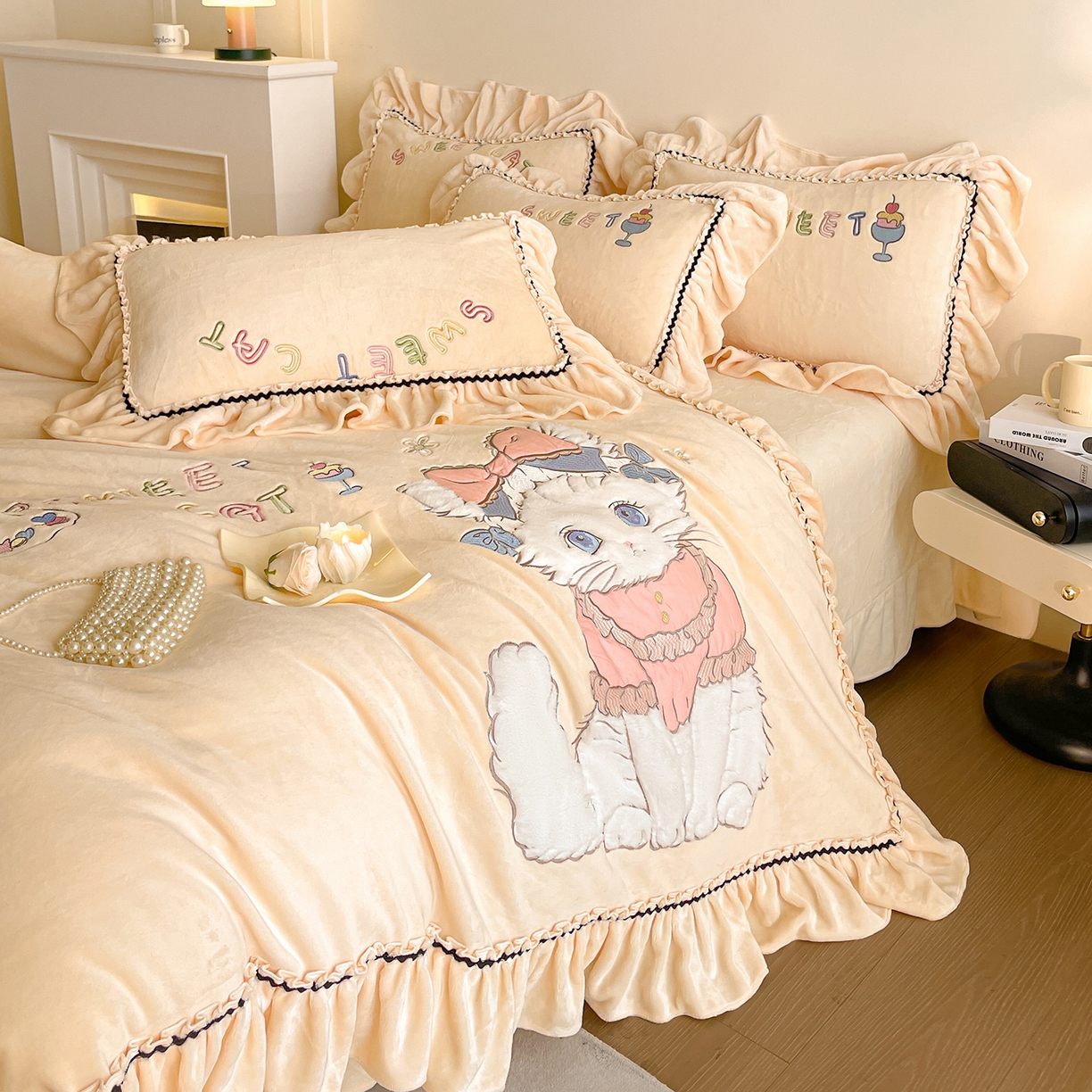 91家纺网 家纺一手货源 找家纺 民新家纺 2025新款牛奶绒毛巾绣贴布绣花四件套 蜜语-浅米黄