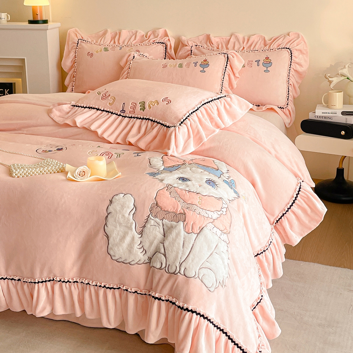 91家纺网 家纺一手货源 找家纺 民新家纺 2025新款牛奶绒毛巾绣贴布绣花四件套 蜜语-樱花粉