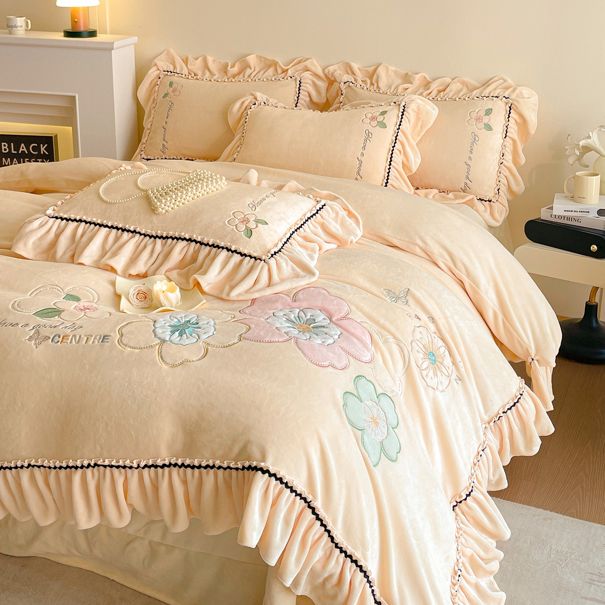 91家纺网 家纺一手货源 找家纺 民新家纺 2025新款牛奶绒毛巾绣贴布绣花四件套 花韵-浅米黄