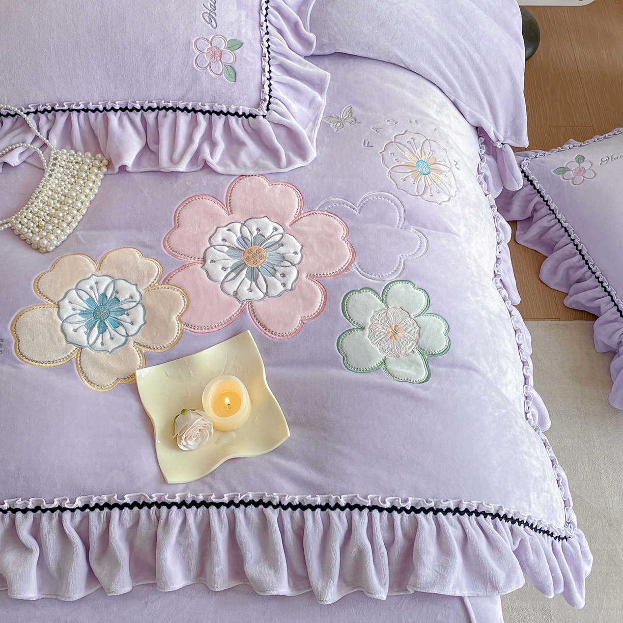 91家纺网 家纺一手货源 找家纺 民新家纺 2025新款牛奶绒毛巾绣贴布绣花四件套 花韵-浅紫