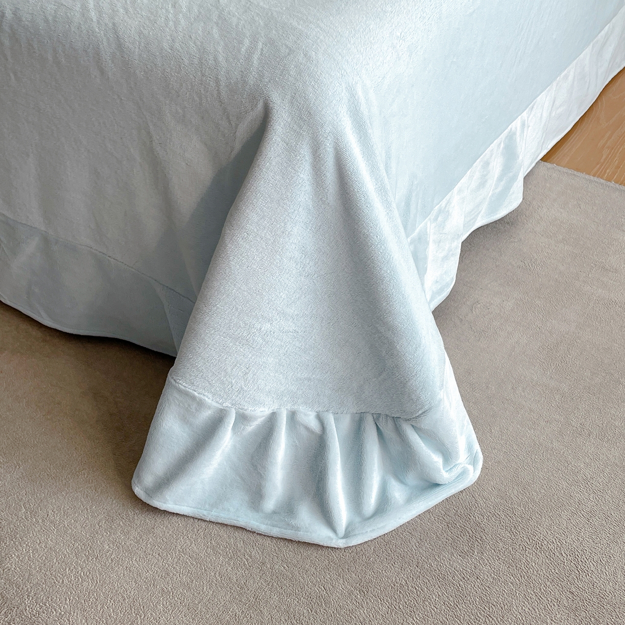 91家纺网 家纺一手货源 找家纺 民新家纺 2025新款牛奶绒毛巾绣贴布绣花四件套 花韵-浅蓝