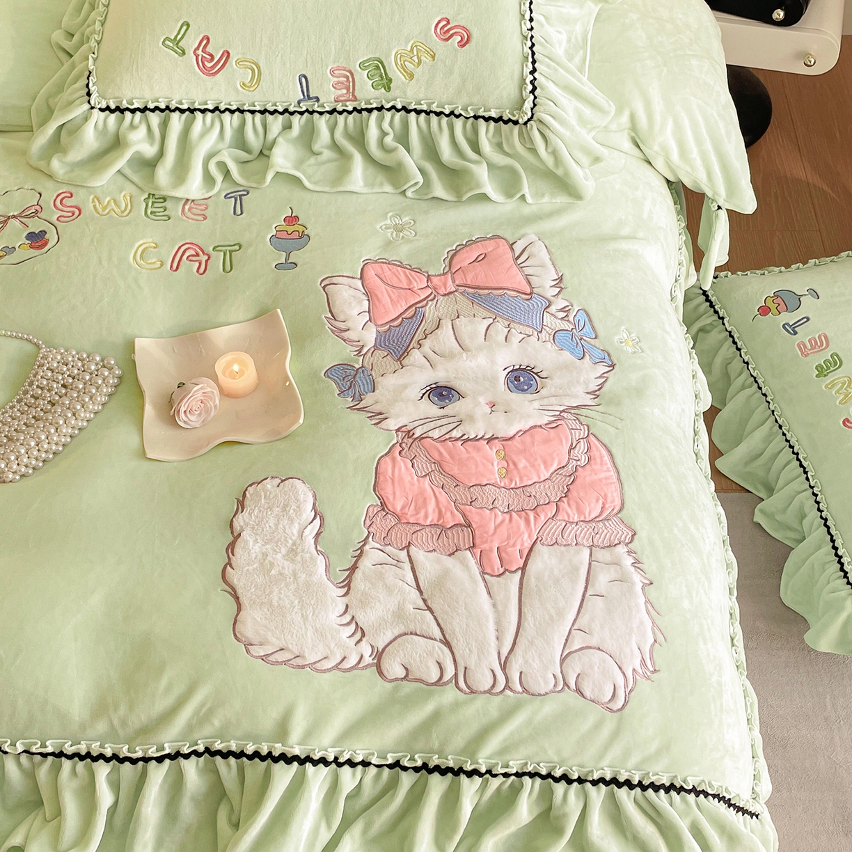 91家纺网 家纺一手货源 找家纺 民新家纺 2025新款牛奶绒毛巾绣贴布绣花四件套 蜜语-青柠绿