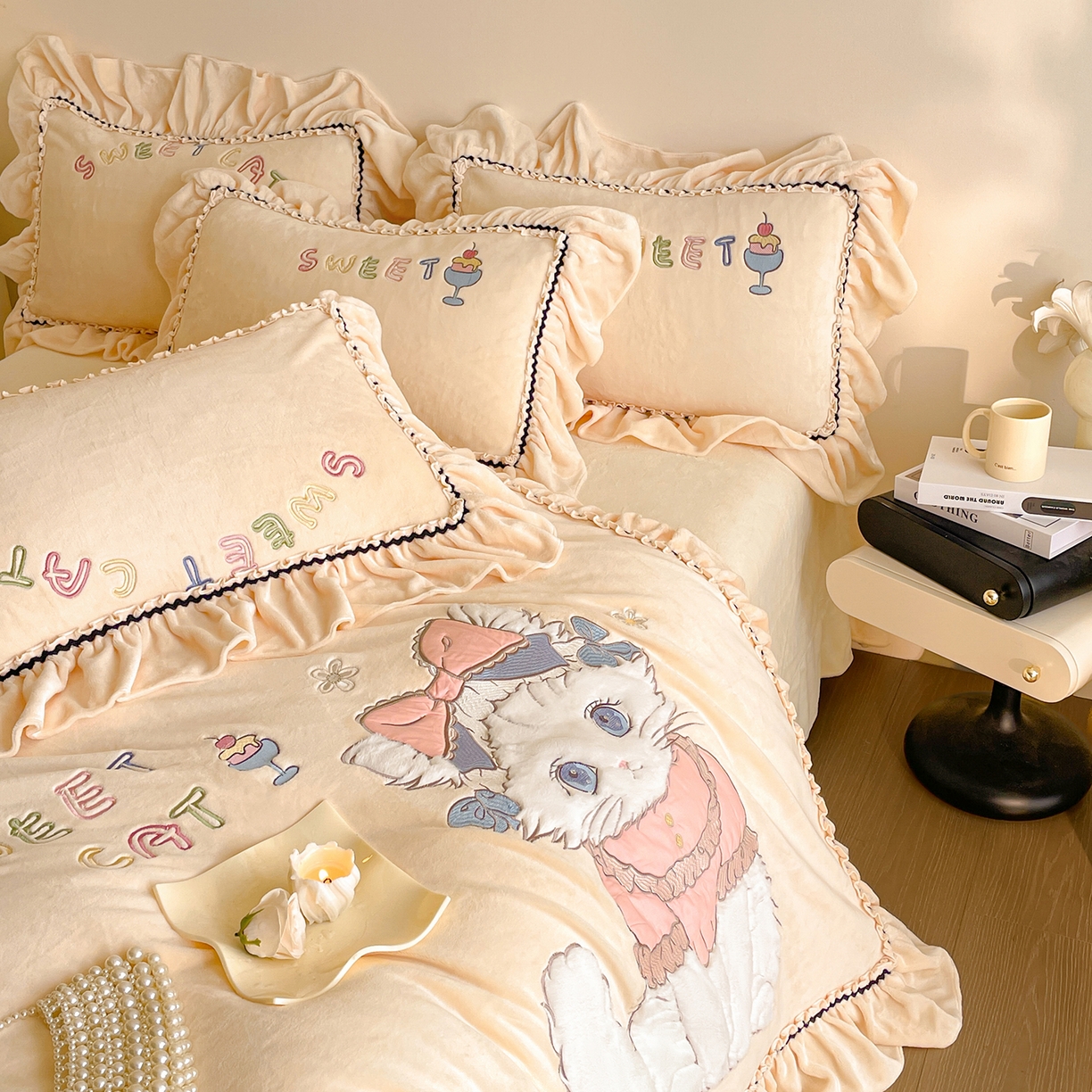 91家纺网 家纺一手货源 找家纺 民新家纺 2025新款牛奶绒毛巾绣贴布绣花四件套 蜜语-浅米黄