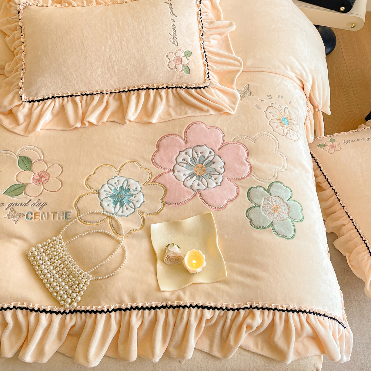 91家纺网 家纺一手货源 找家纺 民新家纺 2025新款牛奶绒毛巾绣贴布绣花四件套 花韵-浅米黄