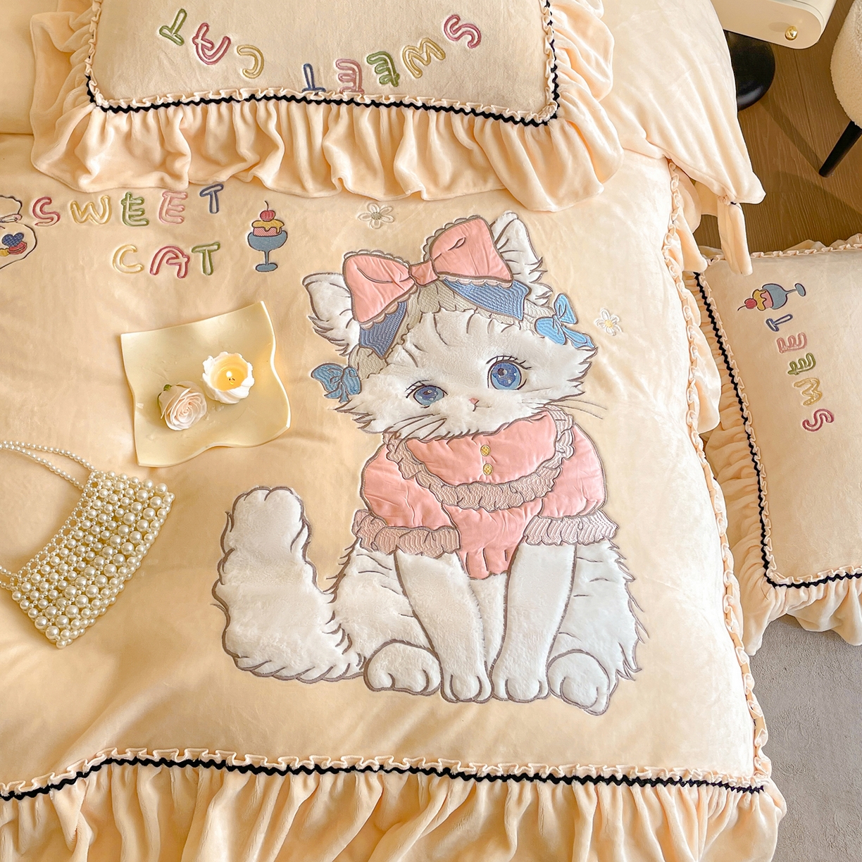 91家纺网 家纺一手货源 找家纺 民新家纺 2025新款牛奶绒毛巾绣贴布绣花四件套 蜜语-浅米黄