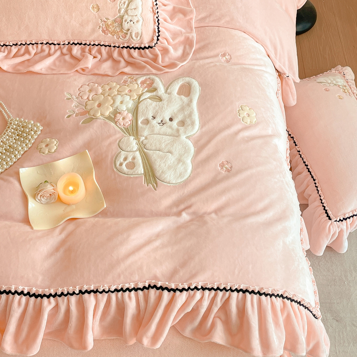 91家纺网 家纺一手货源 找家纺 民新家纺 2025新款牛奶绒毛巾绣贴布绣花四件套 梦境-樱花粉