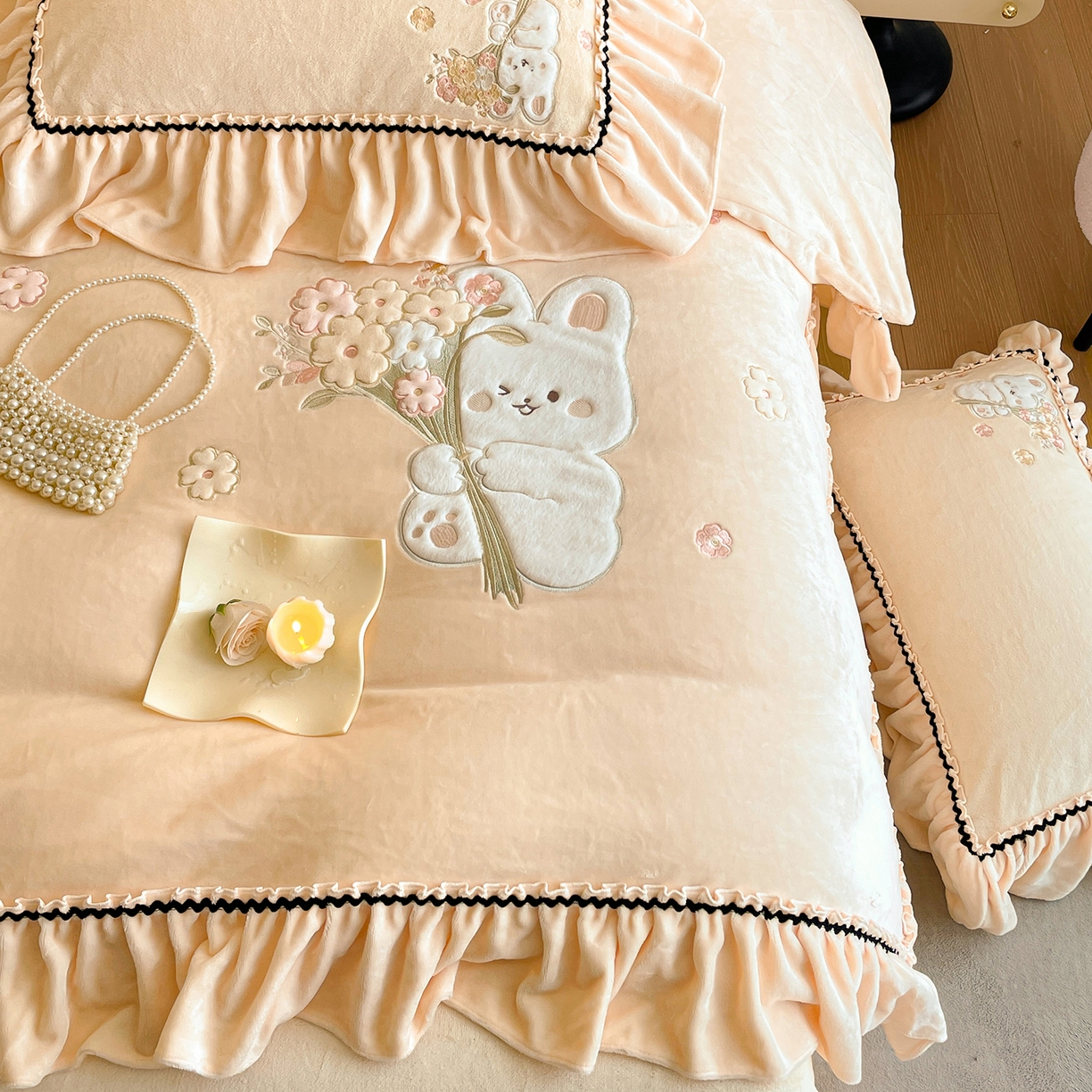 91家纺网 家纺一手货源 找家纺 民新家纺 2025新款牛奶绒毛巾绣贴布绣花四件套 梦境-浅米黄