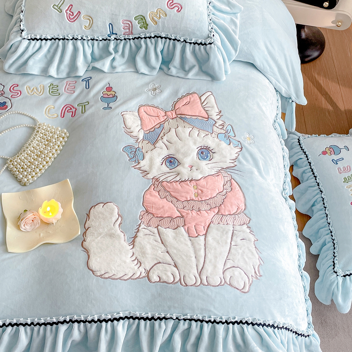 91家纺网 家纺一手货源 找家纺 民新家纺 2025新款牛奶绒毛巾绣贴布绣花四件套 蜜语-浅蓝