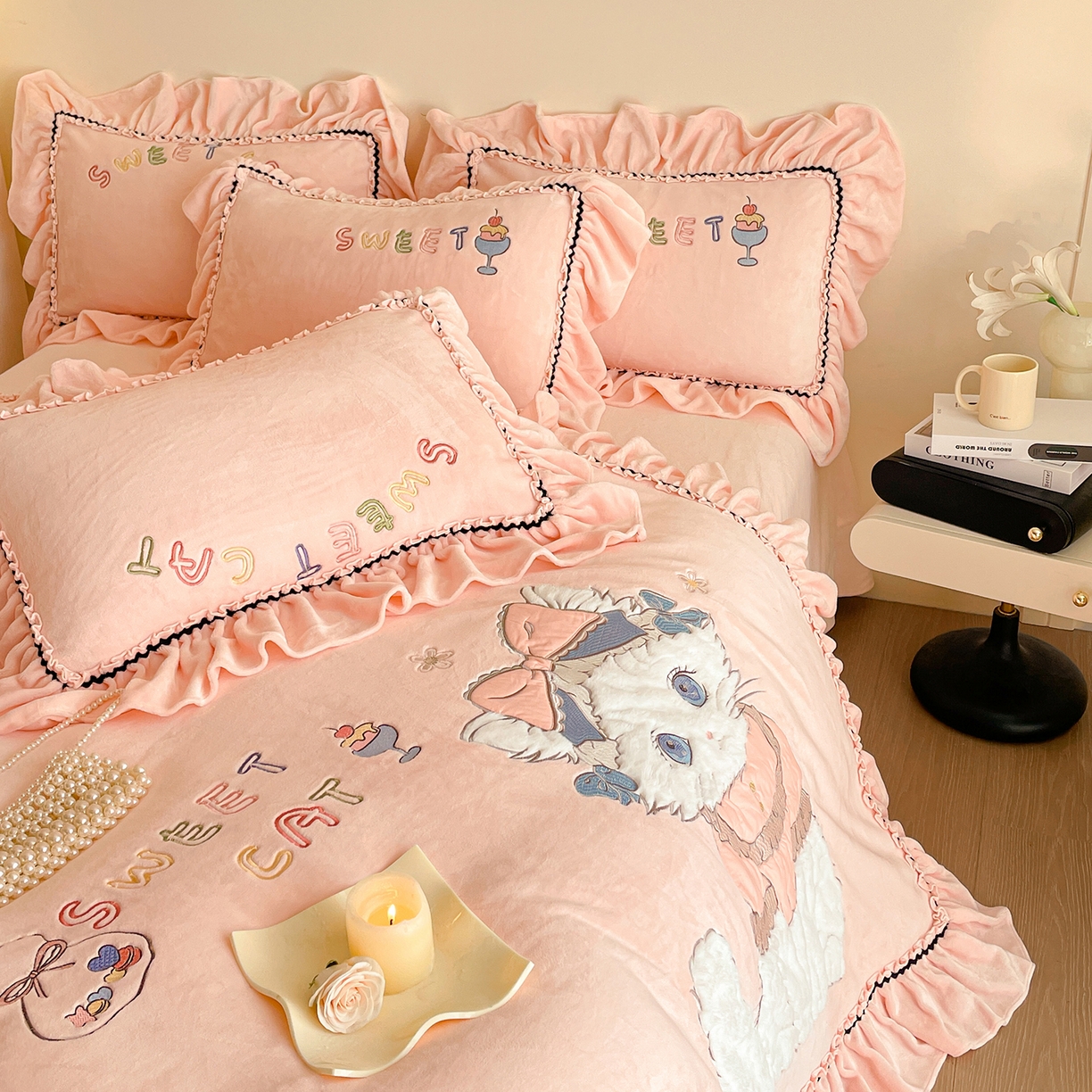 91家纺网 家纺一手货源 找家纺 民新家纺 2025新款牛奶绒毛巾绣贴布绣花四件套 蜜语-樱花粉