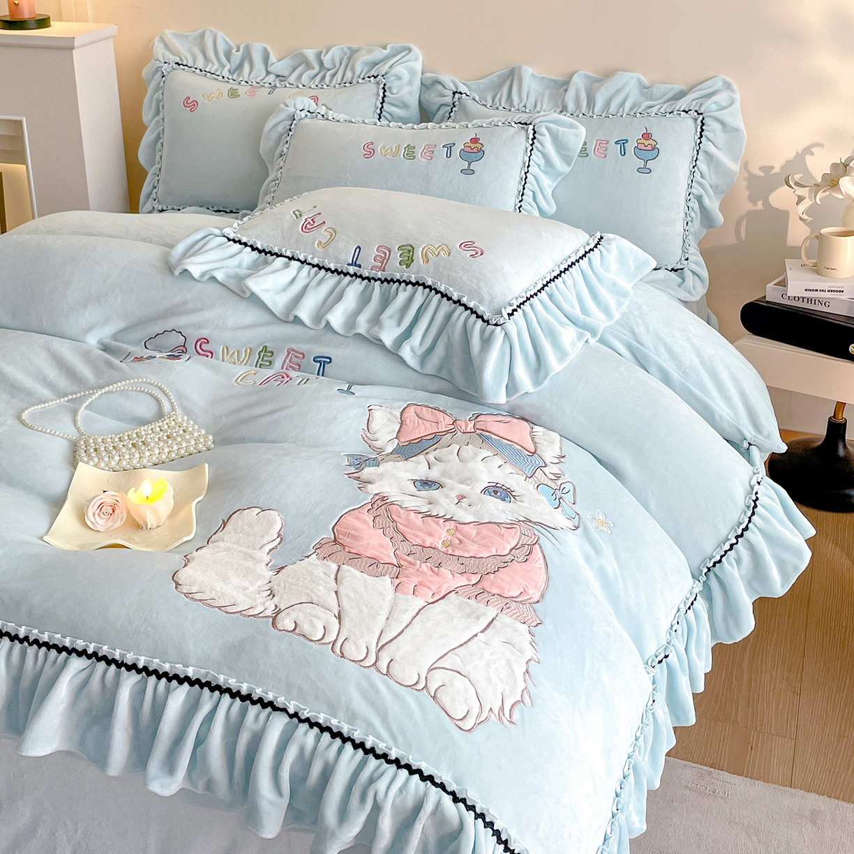 91家纺网 家纺一手货源 找家纺 民新家纺 2025新款牛奶绒毛巾绣贴布绣花四件套 蜜语-浅蓝