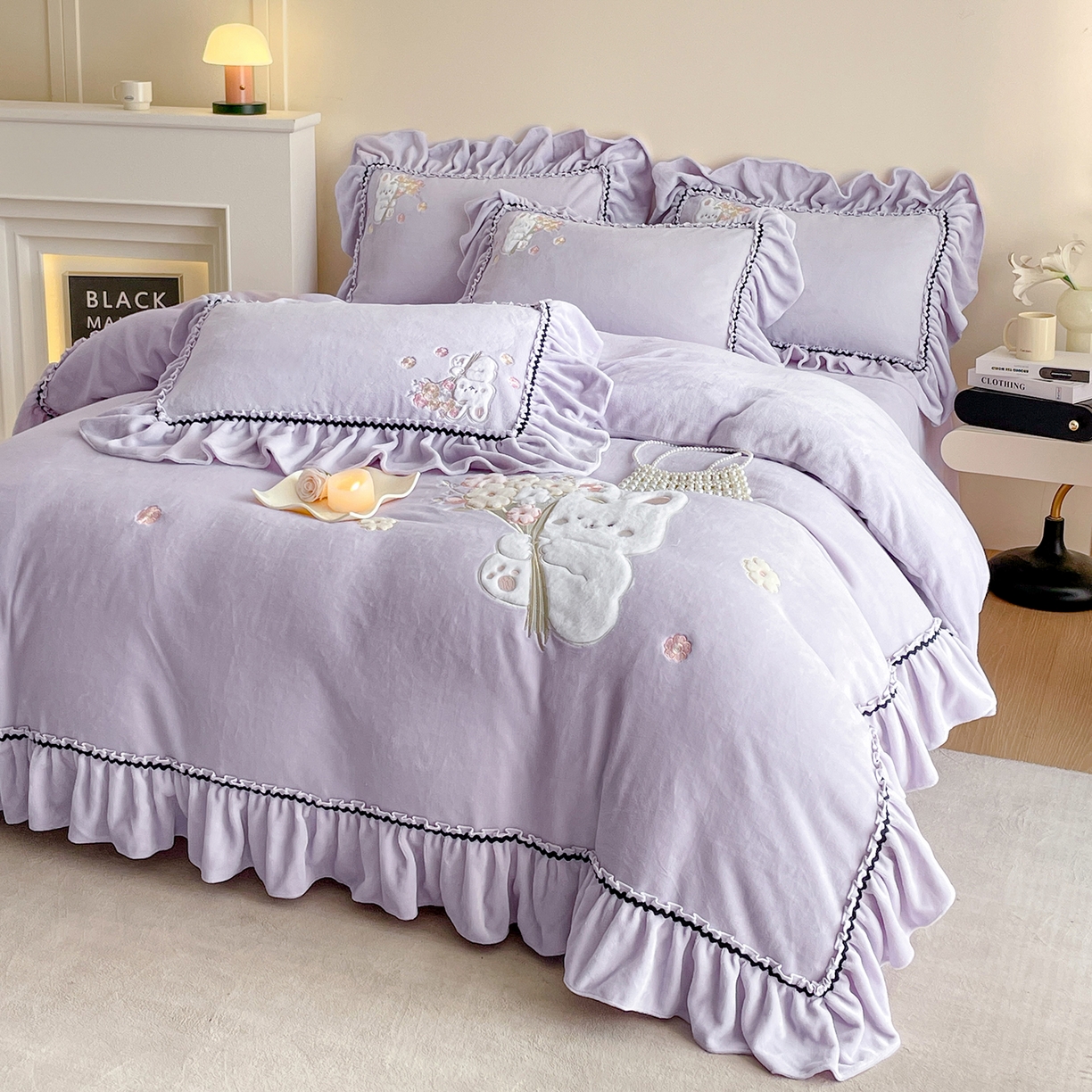 91家纺网 家纺一手货源 找家纺 民新家纺 2025新款牛奶绒毛巾绣贴布绣花四件套 梦境-浅紫