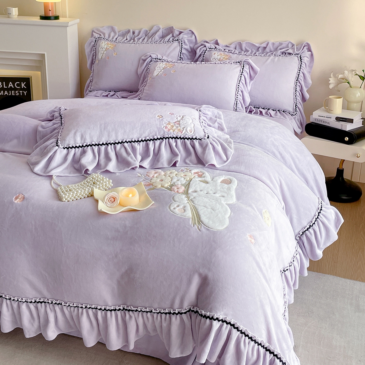 91家纺网 家纺一手货源 找家纺 民新家纺 2025新款牛奶绒毛巾绣贴布绣花四件套 梦境-浅紫