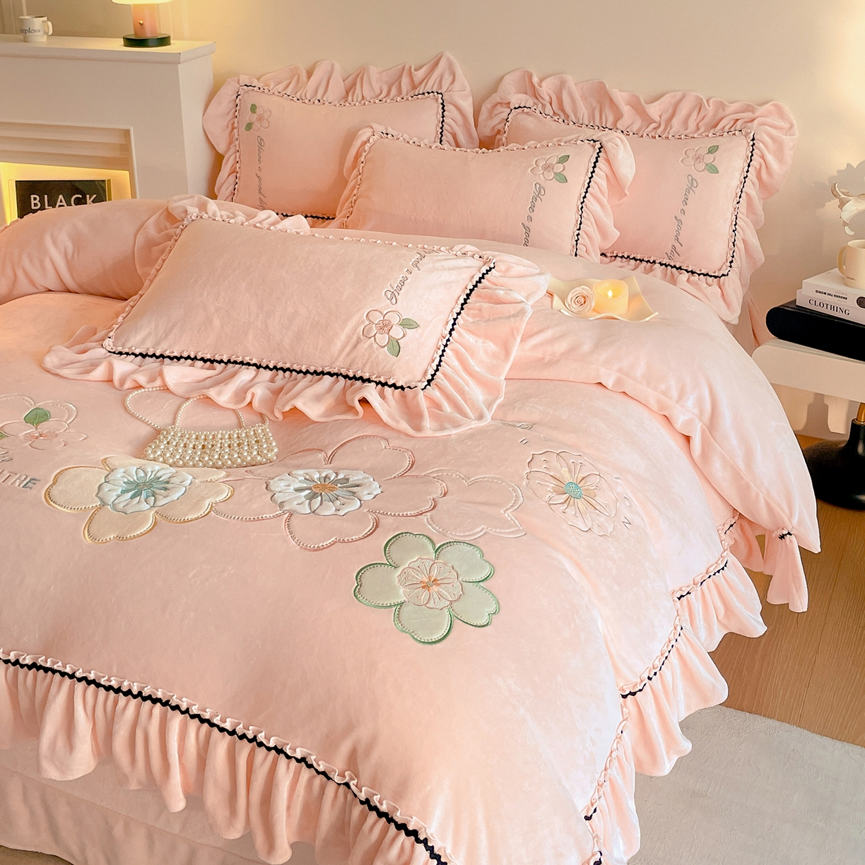 91家纺网 家纺一手货源 找家纺 民新家纺 2025新款牛奶绒毛巾绣贴布绣花四件套 花韵-樱花粉