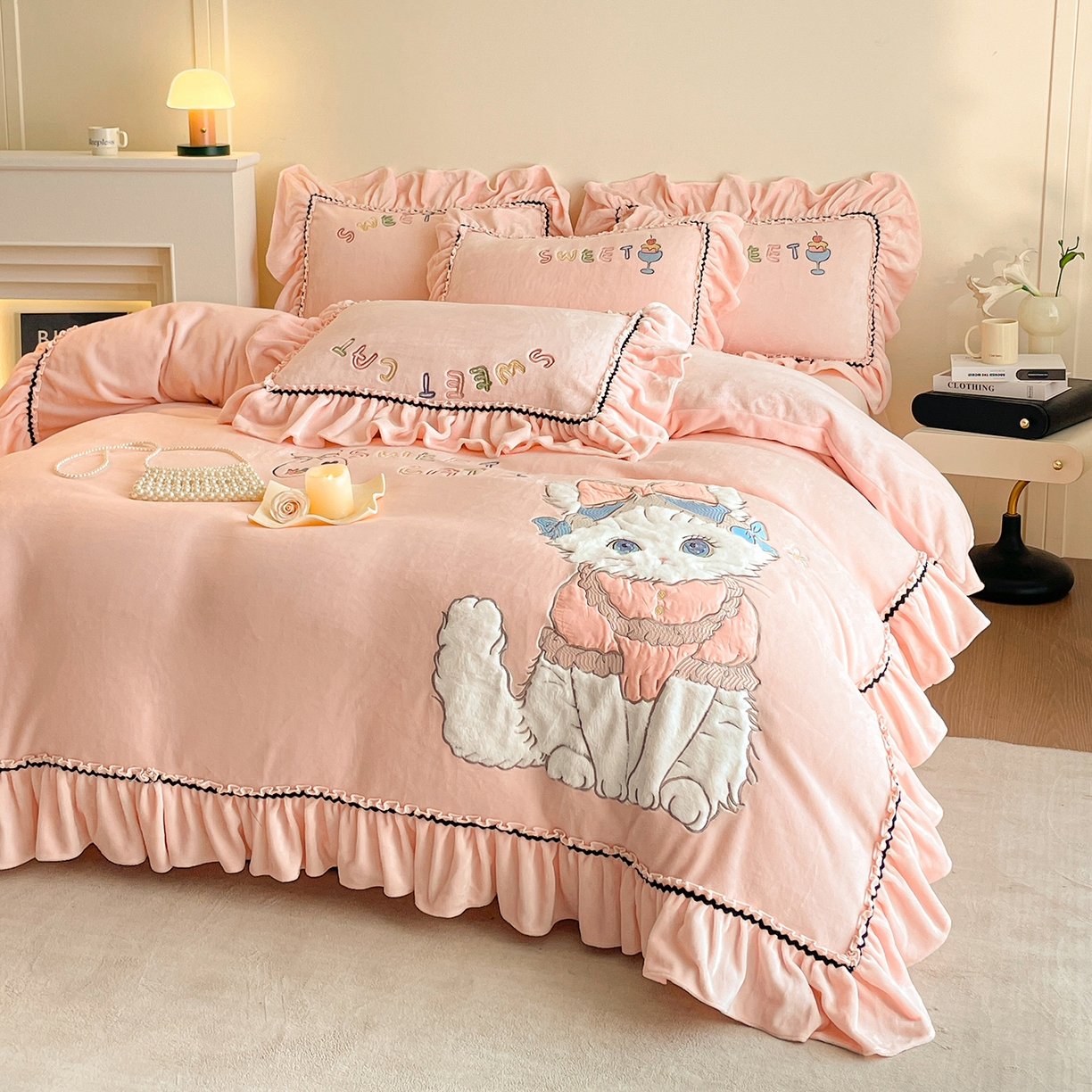 91家纺网 家纺一手货源 找家纺 民新家纺 2025新款牛奶绒毛巾绣贴布绣花四件套 蜜语-樱花粉